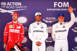 Обладатель поула Льюис Хэмилтон, Mercedes AMG F1, второе место – Себастьян Феттель, Ferrari, третье