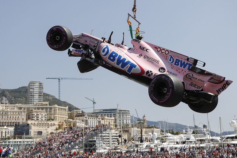 Эвакуация с трассы разбитого VJM10 Эстебана Окона, Force India