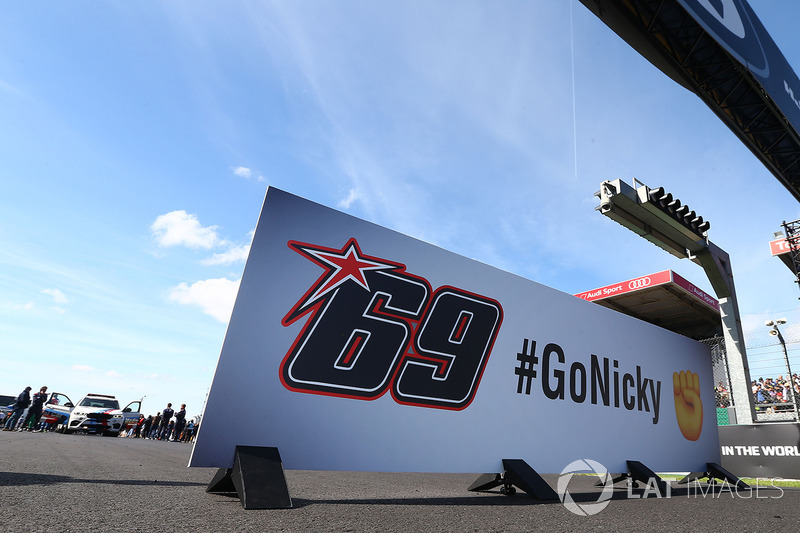 Go Nicky' Hayden sign on starting grid