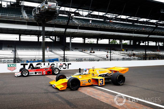 Johnny Rutherford, McLaren M16, y Mario Andretti, McLaren M24