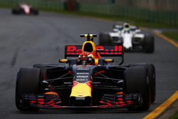 Max Verstappen, Red Bull Racing RB13, delante de Felipe Massa, Williams FW40