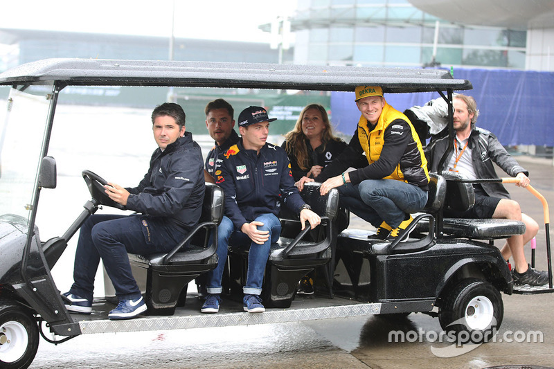 Nico Hülkenberg, Renault Sport F1 Team; Max Verstappen, Red Bull