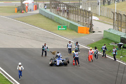 Los comisarios retiran restos del Sauber de Antonio Giovinazzi