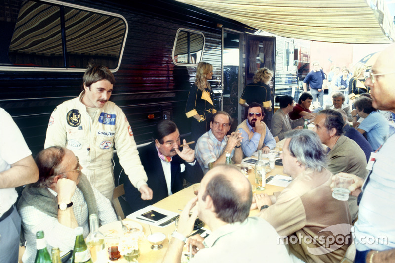 Nigel Mansell, Lotus 91-Ford, Britanya medyasi ile; Nigel Roebuck, Murray Walker, John Blunsden, Mau