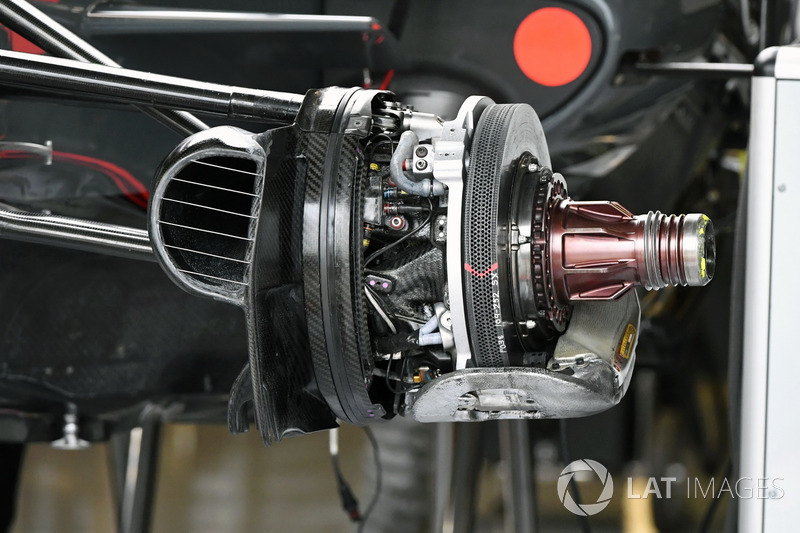 Haas F1 Team VF-17 detail van de voorwielconfiguratie