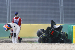 Fernando Alonso, McLaren MP4-31, sale del coche tras su gran accidente