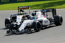 Felipe Massa, Williams FW38 et Sergio Perez, Sahara Force India F1 VJM09 en lutte pour une position
