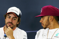 Fernando Alonso, McLaren, mit Lewis Hamilton, Mercedes AMG F1, in der Pressekonferenz