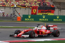 Sebastian Vettel, Ferrari SF16-H pasa frente a sus fans