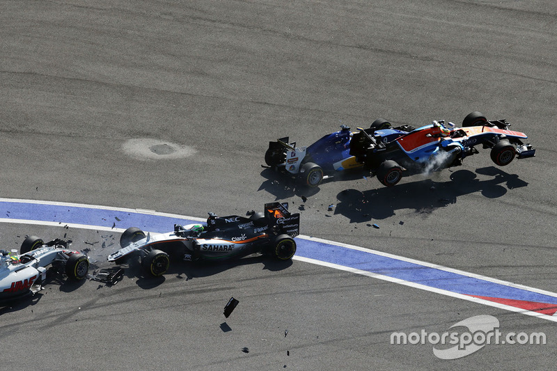 Start crash with Marcus Ericsson, Sauber C35, Rio Haryanto, Manor Racing MRT05, Esteban Gutierrez, Haas F1 Team VF-16 and Nico Hulkenberg, Sahara Force India F1 VJM09