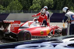 Sebastian Vettel, Ferrari SF16-H gira sobre la pista del circuito en la segunda sesión de práctica