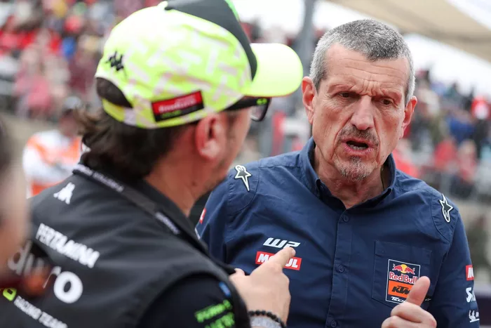 Alessio Salucci, director del equipo VR46; Guenther Steiner, propietario del equipo Tech3 KTM