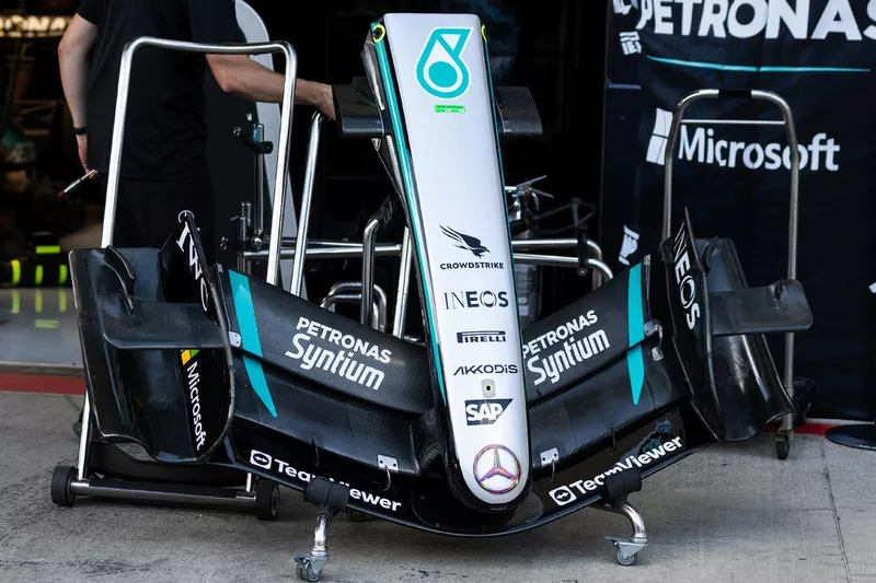 Détail de l'aileron avant de la Mercedes