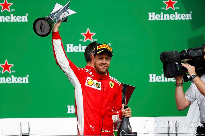 Sebastian Vettel, Ferrari, celebra su victoria en el podio de Canadá