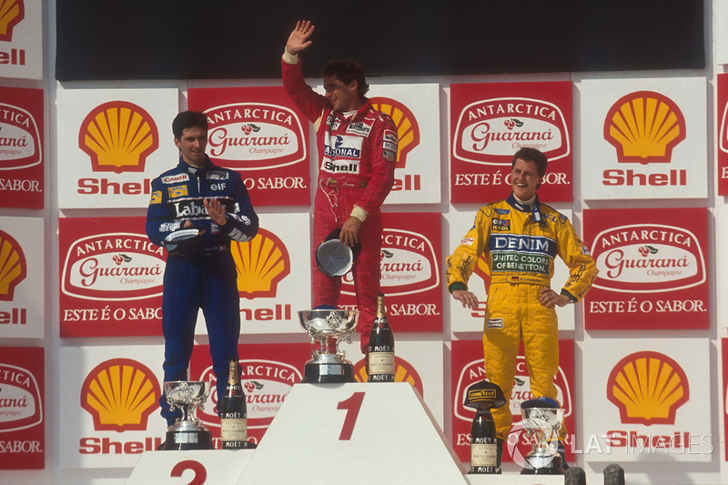 Podio: ganador de la carrera Ayrton Senna, McLaren, segundo lugar Damon Hill, Williams, tercer lugar Michael Schumacher, Benetton