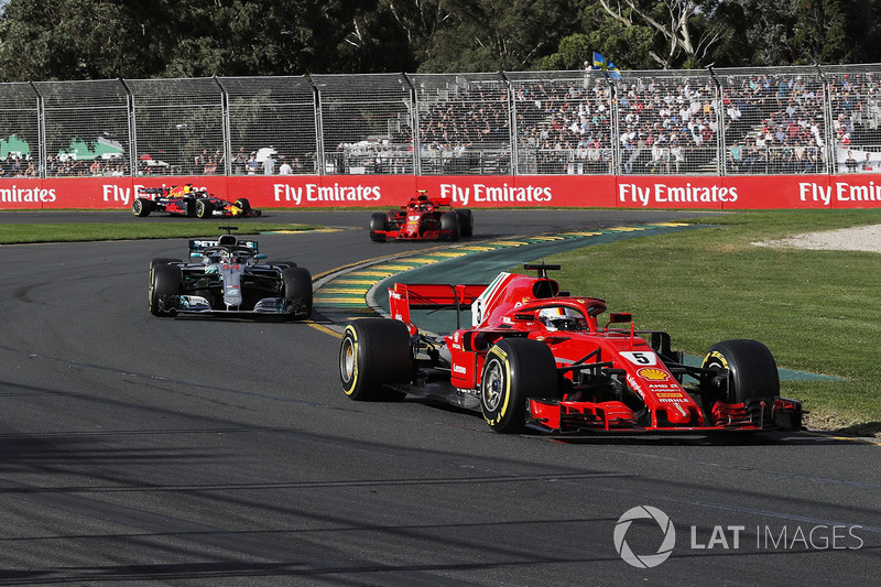 Sebastian Vettel memimpin di depan Lewis Hamilton