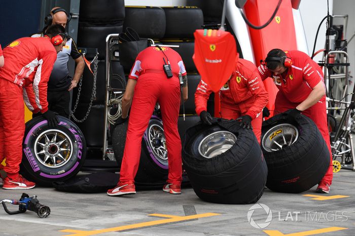 Mecánica de Ferrari con neumáticos Pirelli