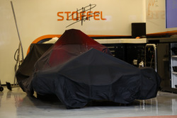 La voiture de Stoffel Vandoorne, McLaren MCL32 sous couverture