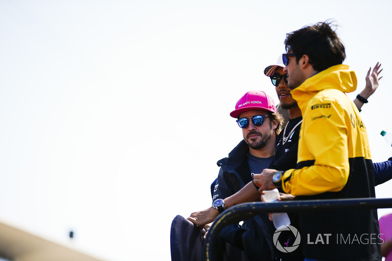 Fernando Alonso, McLaren, Lewis Hamilton, Mercedes AMG F1, Carlos Sainz Jr., Renault Sport F1 Team