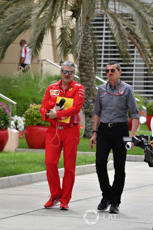 Maurizio Arrivabene, director del equipo Ferrari y Guenther Steiner, director del equipo de Haas F1