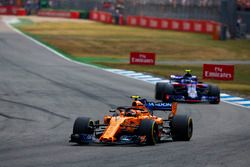 Stoffel Vandoorne, McLaren MCL33, Pierre Gasly, Toro Rosso STR13