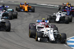 Marcus Ericsson, Sauber C37, voor Esteban Ocon, Force India VJM11, Lewis Hamilton, Mercedes AMG F1 W09, en Lance Stroll, Williams FW41