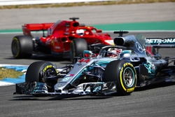 Lewis Hamilton, Mercedes AMG F1 W09, voor Sebastian Vettel, Ferrari SF71H