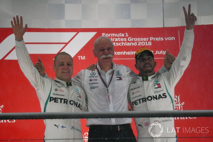 Valtteri Bottas, Mercedes-AMG F1, Dr. Dieter Zetsche, CEO de Daimler AG y Lewis Hamilton, Mercedes-AMG F1 