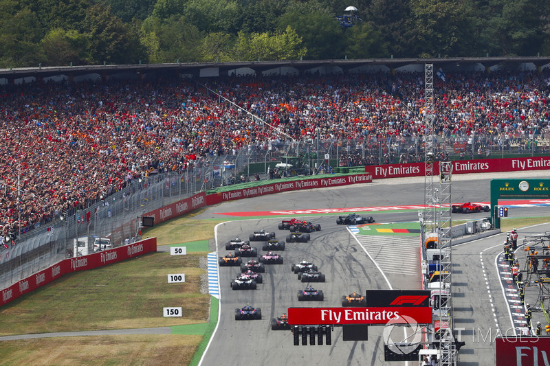 Départ : Sebastian Vettel, Ferrari SF71H, devant Valtteri Bottas, Mercedes AMG F1 W09, Kimi Raikkonen, Ferrari SF71H, Max Verstappen, Red Bull Racing RB14