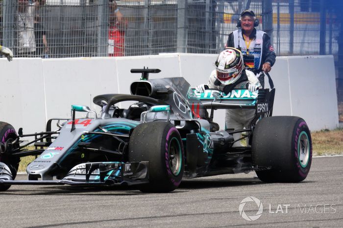 Lewis Hamilton, Mercedes-AMG F1 W09, se detiene y empuja su coche