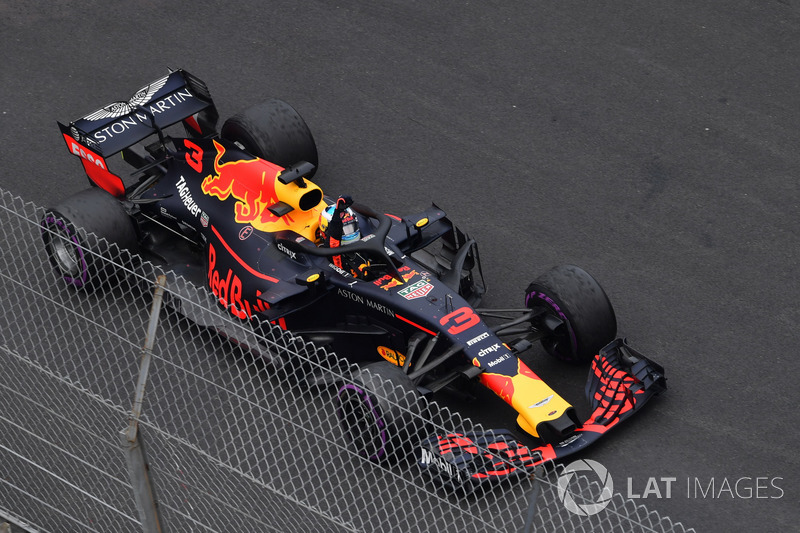El ganador de la carrera Daniel Ricciardo, Red Bull Racing RB14 celebra