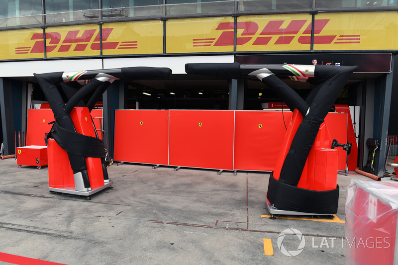 Paravento davanti al garage Ferrari