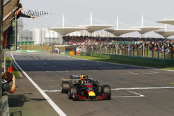Daniel Ricciardo, Red Bull Racing RB14 Tag Heuer remporte la course