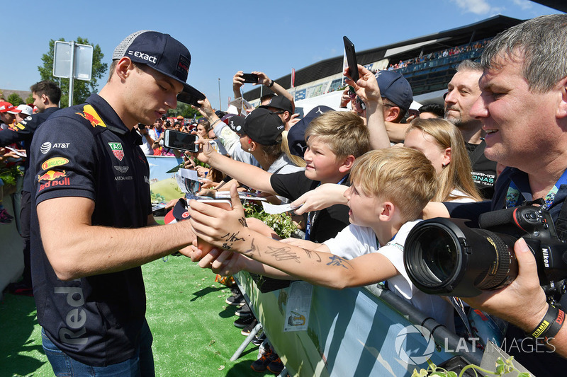 Max Verstappen, Red Bull Racing signs autographs for the fans