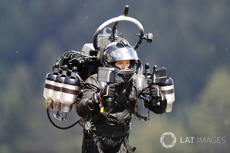 Un homme avec un jet pack