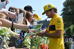 Carlos Sainz Jr., Renault Sport F1 Team signs autographs for the fans