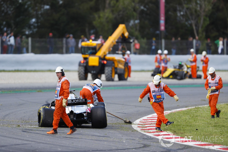 Los oficiales limpian la pista después de un accidente en la vuelta de apertura que involucra a Pierre Gasly, Toro Rosso STR13, Romain Grosjean, Haas F1 Team VF-18 y Nico Hulkenberg, Renault Sport F1 Team R.S. 18