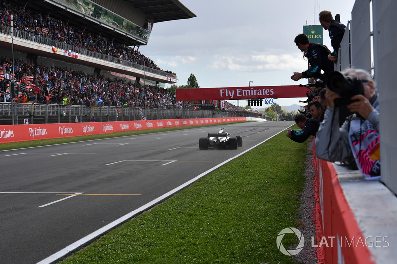 Il vincitore della gara Lewis Hamilton, Mercedes-AMG F1 W09, taglia il traguardo
