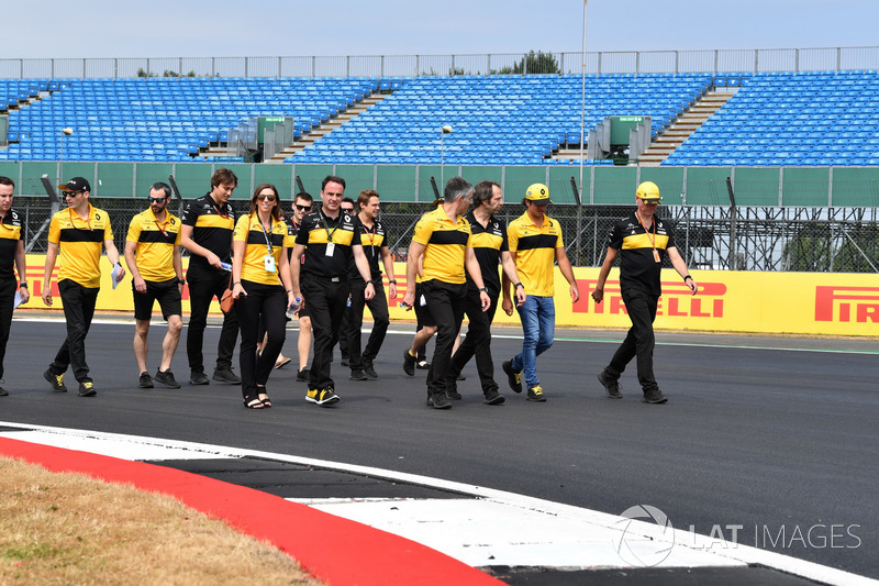 Carlos Sainz Jr., Renault Sport F1 Team, cammina lungo il circuito