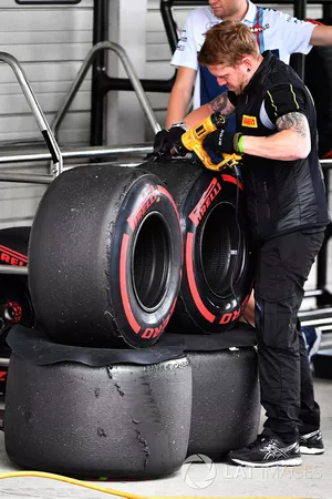 Un ingegnere Pirelli con degli pneumatici Pirelli