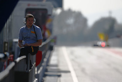 Un employé Pirelli dans la ligne des stands