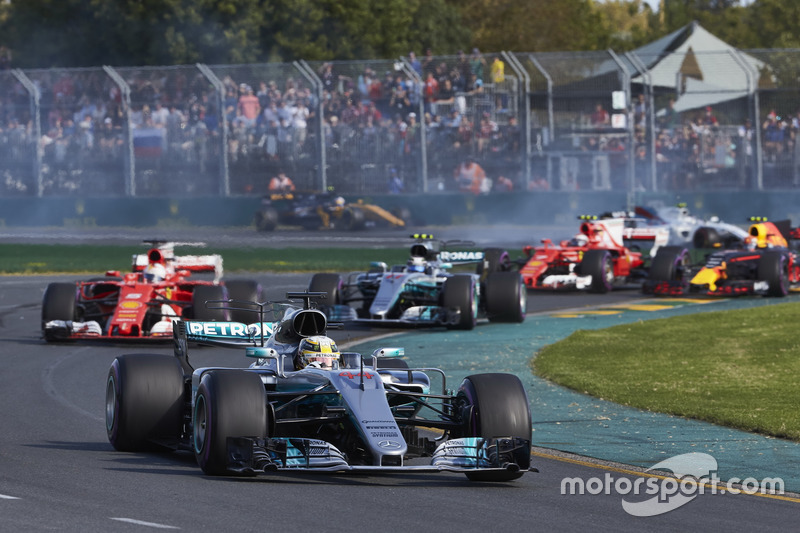 Льюіс Хемілтон, Mercedes AMG F1 W08, попереду Себастьяна Феттеля, Ferrari SF70H, та Валттері Боттаса, Mercedes AMG F1 W08