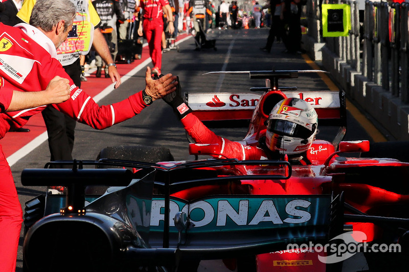 1. Sebastian Vettel, Ferrari SF70H, feiert im Parc Ferme mit Maurizio Arrivabene, Ferrari-Teamchef