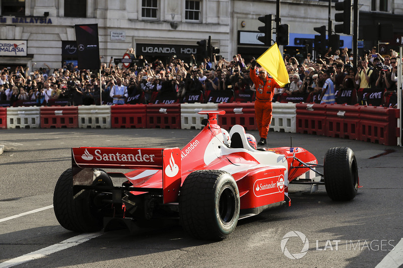 Jenson Button, McLaren lleva de pasajera a Naomi Campbell en el coche de 2 asientos