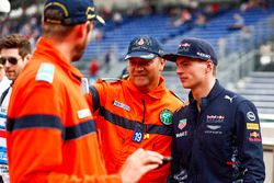 Un comisario se hace una foto con Max Verstappen, Red Bull