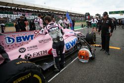 Dr. Vijay Mallya, dueño de Sahara Force India Formula One Team en el coche de Esteban Ocon, Sahara F