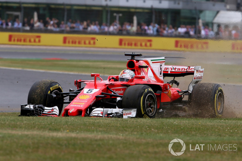 Sebastian Vettel, Ferrari SF70H, con un pinchazo