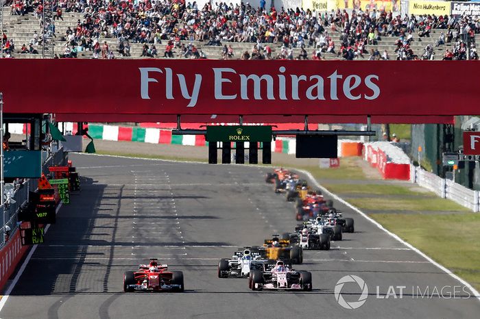 Romain Grosjean, Haas F1 Team VF-17 ed Esteban Ocon, Sahara Force India VJM10 lottano per la posizione