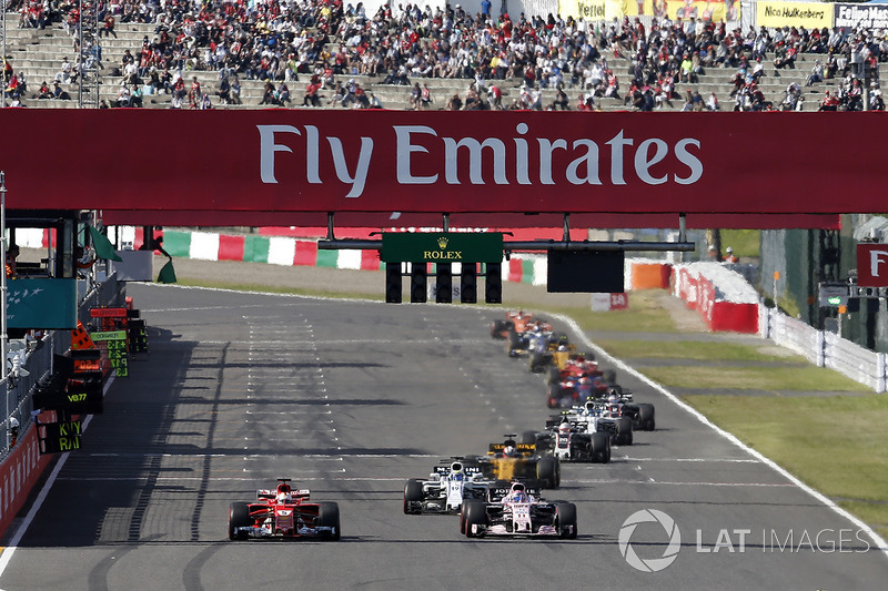 Romain Grosjean, Haas F1 Team VF-17 ed Esteban Ocon, Sahara Force India VJM10 lottano per la posizione
