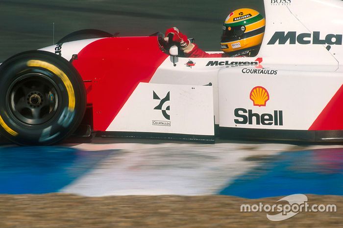 Ayrton Senna, seguro en su McLaren MP4/8 Ford.
